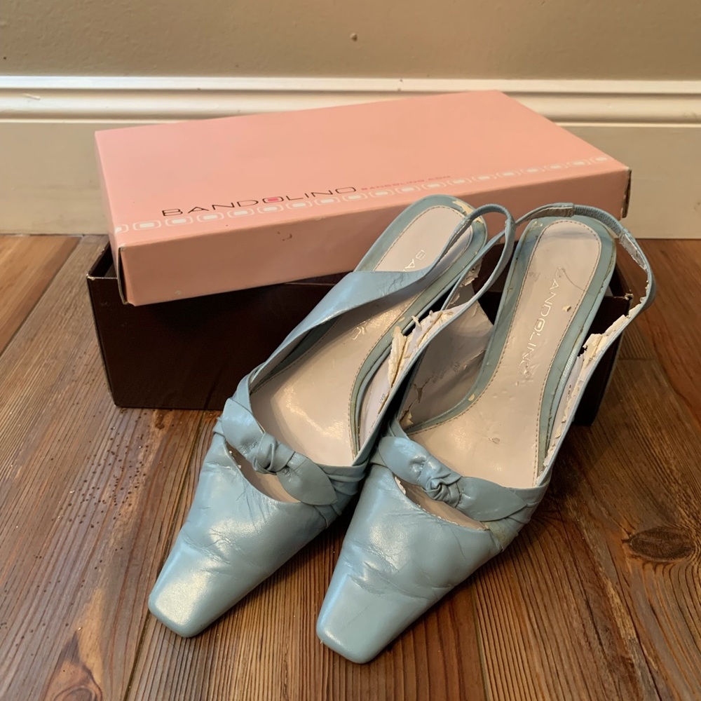 Ladies Bandolino kidskin leather size 6 light sky blue pump.